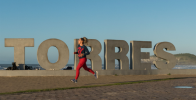 placa de torres correndo
