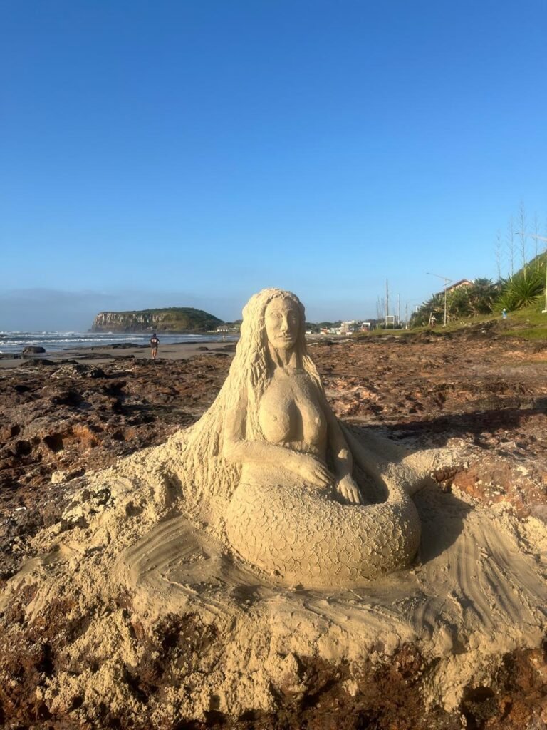 Escultura feita de areia na Praia da Cal